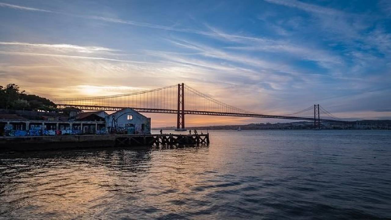 Private Tour - Discover Cacilhas with a Photographer