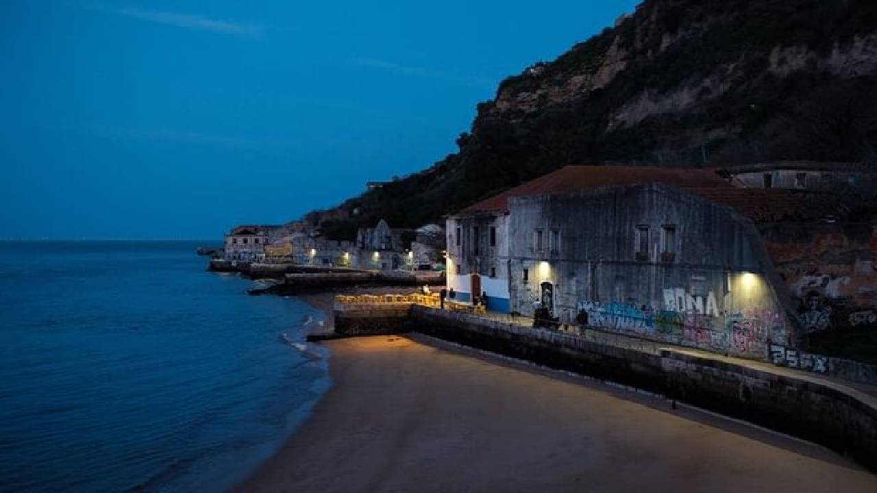 Private Tour - Discover Cacilhas with a Photographer