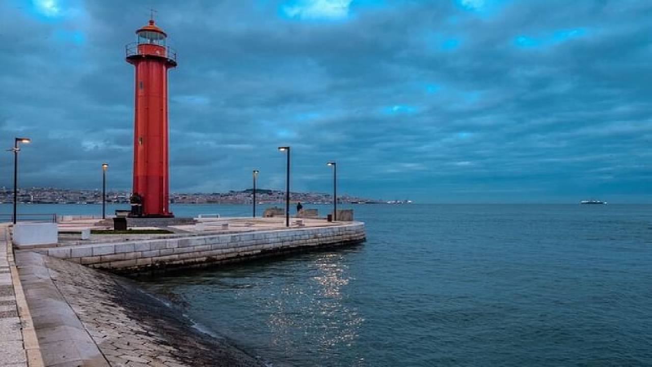 Private Tour - Discover Cacilhas with a Photographer