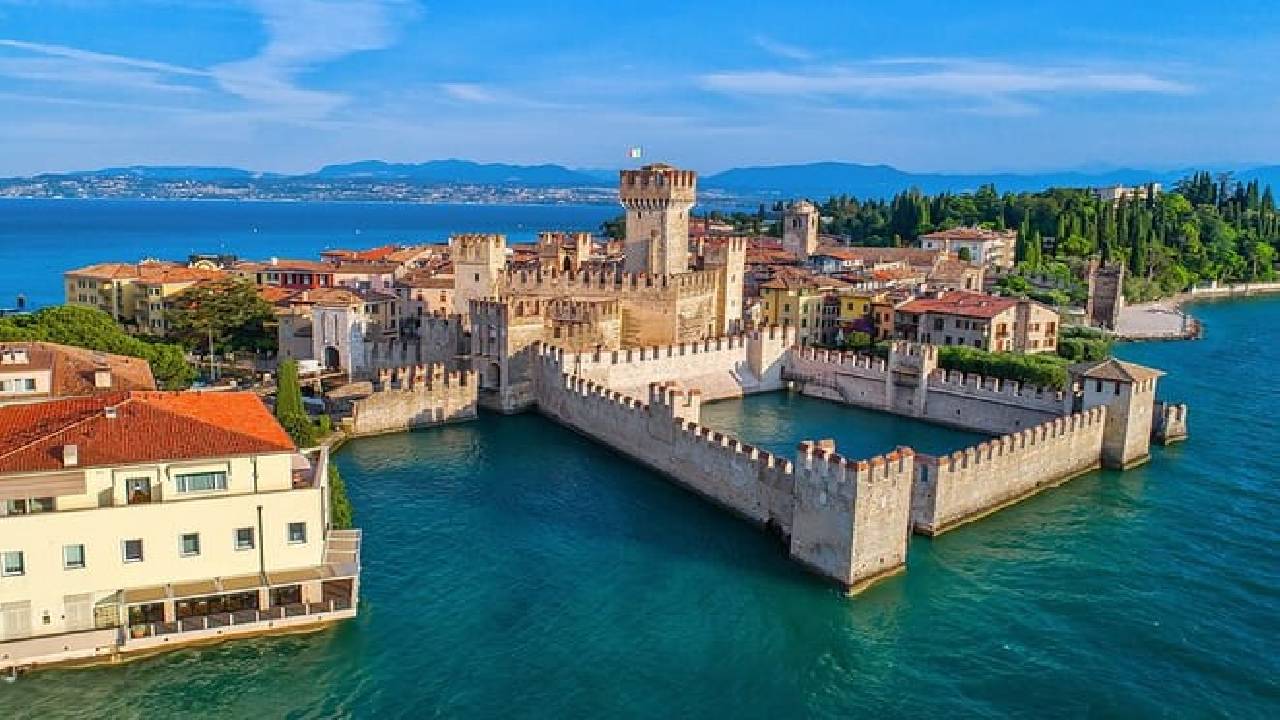 From Milan: Verona, Sirmione and Lake Garda Tour with Boat Cruise