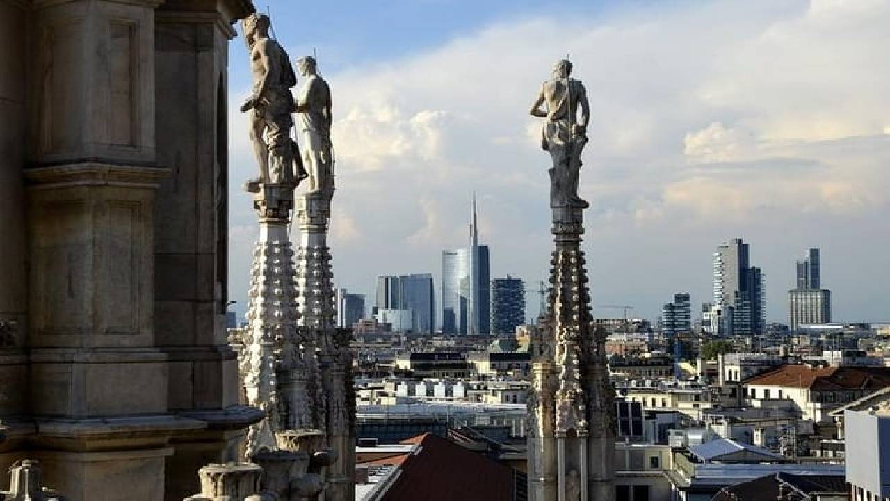 Milan Super Saver: Skip-the-Line Duomo & Rooftop Guided Tour