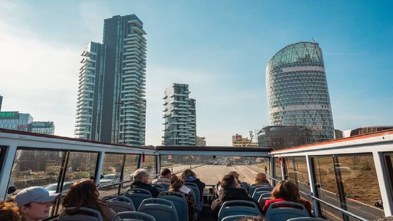 Milan Super Saver: Skip-the-Line Duomo & Rooftop Guided Tour