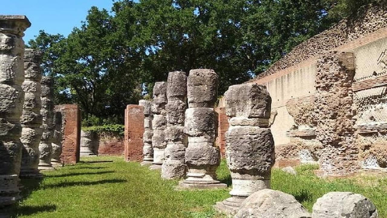 Surroundings of Rome on Vespa