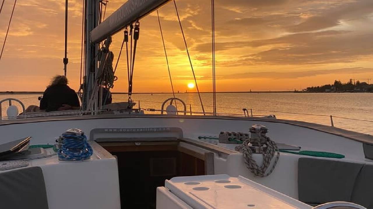 Porto: Boat Tour by the Douro River with Wine and Snacks included