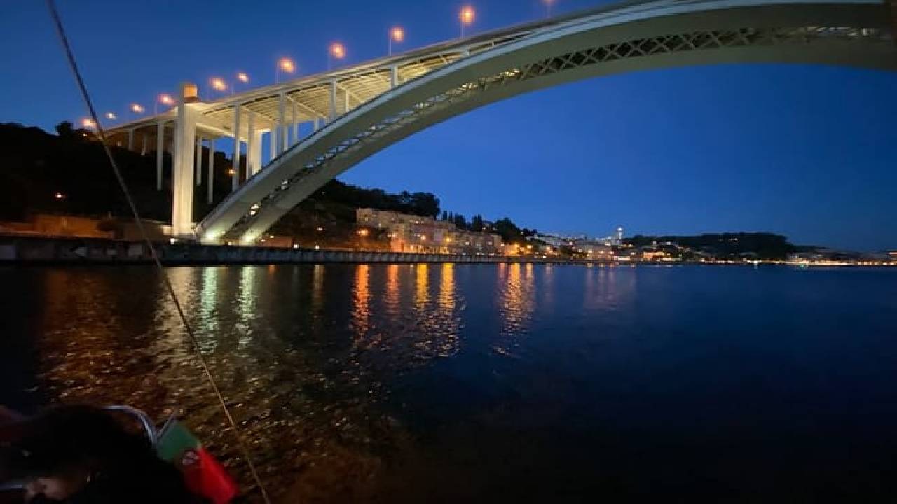 Porto: Boat Tour by the Douro River with Wine and Snacks included