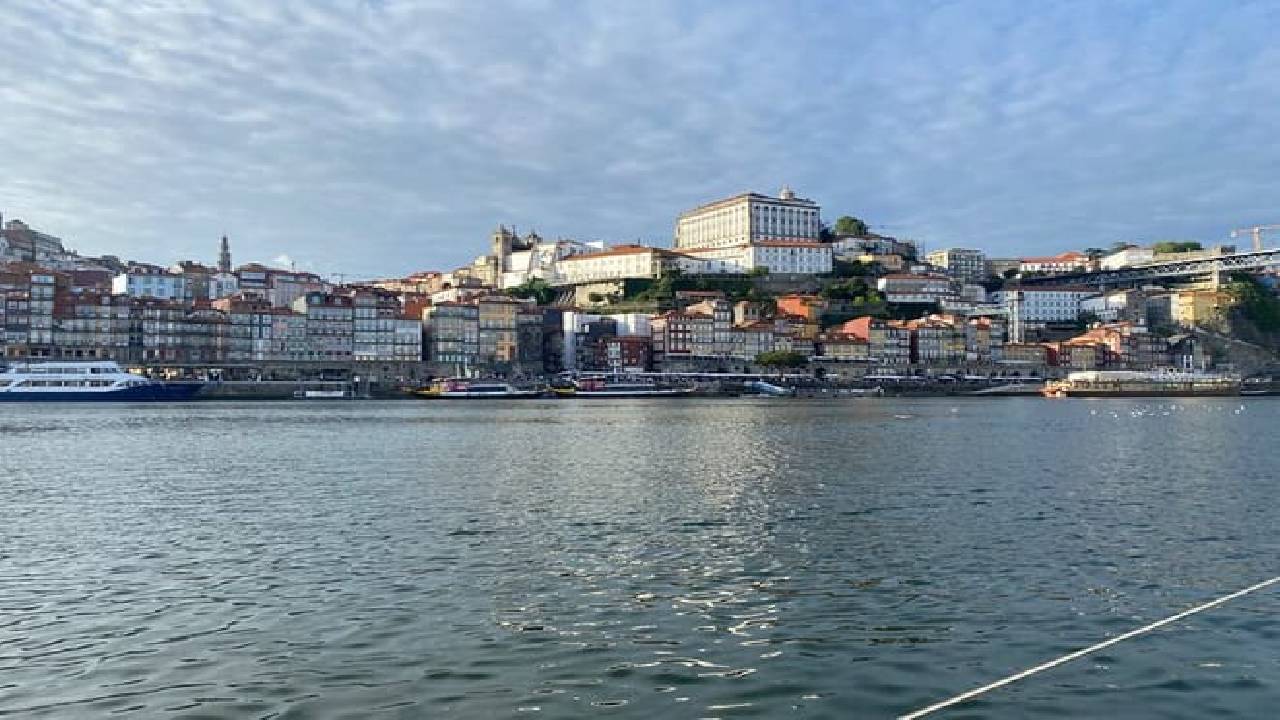 Porto: Boat Tour by the Douro River with Wine and Snacks included