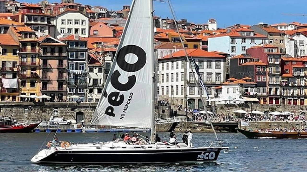 Porto: Boat Tour by the Douro River with Wine and Snacks included