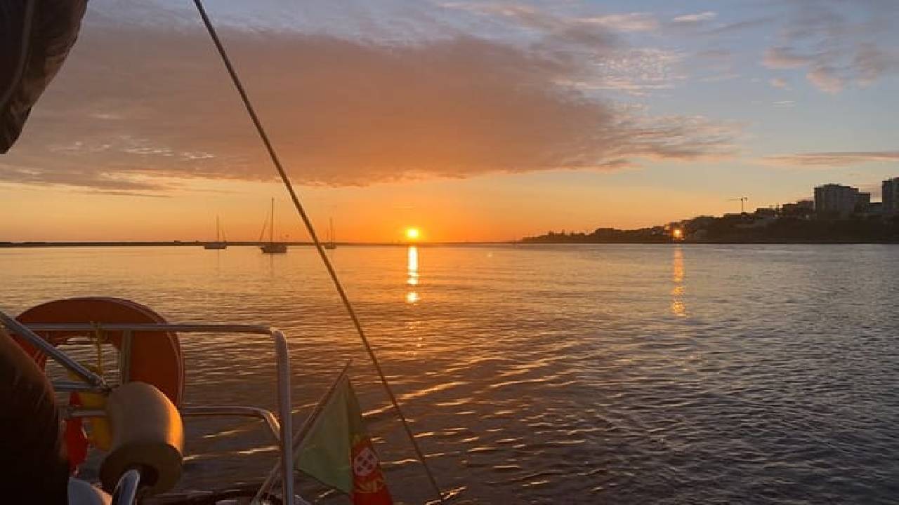 Porto: Boat Tour by the Douro River with Wine and Snacks included