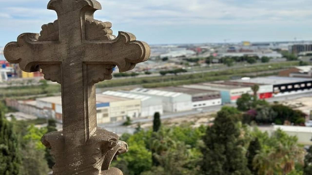 Montjuïc Cemetery Walking Tour – Hidden Art, History & Views