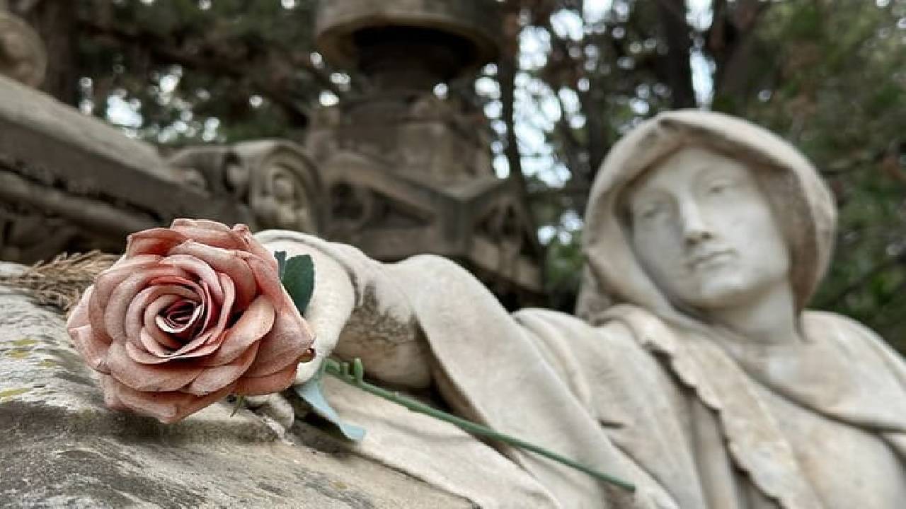 Montjuïc Cemetery Walking Tour – Hidden Art, History & Views