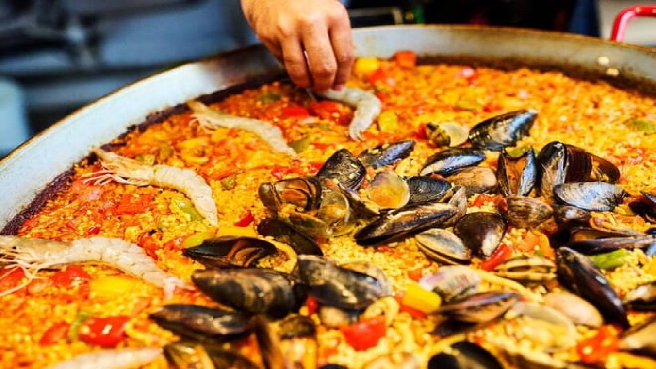 Private Paella Cooking Class and Market Visit with Personal Chef (Up to 6 Guests)
