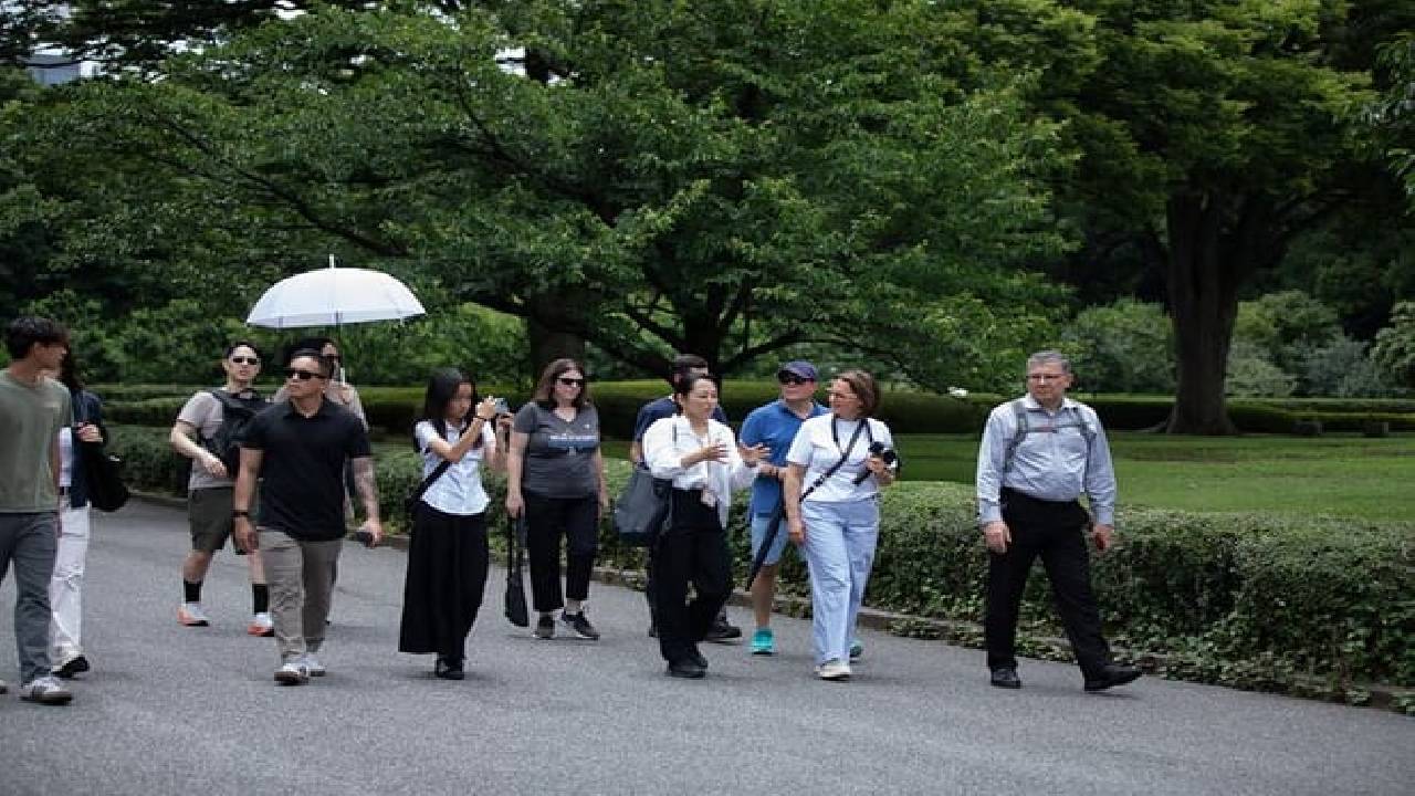 Imperial Palace East Garden and Edo Castle Walking Tour in Tokyo