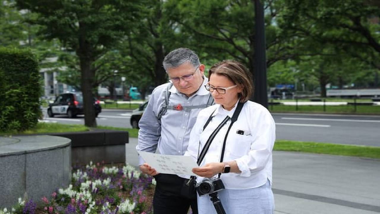 Imperial Palace East Garden and Edo Castle Walking Tour in Tokyo