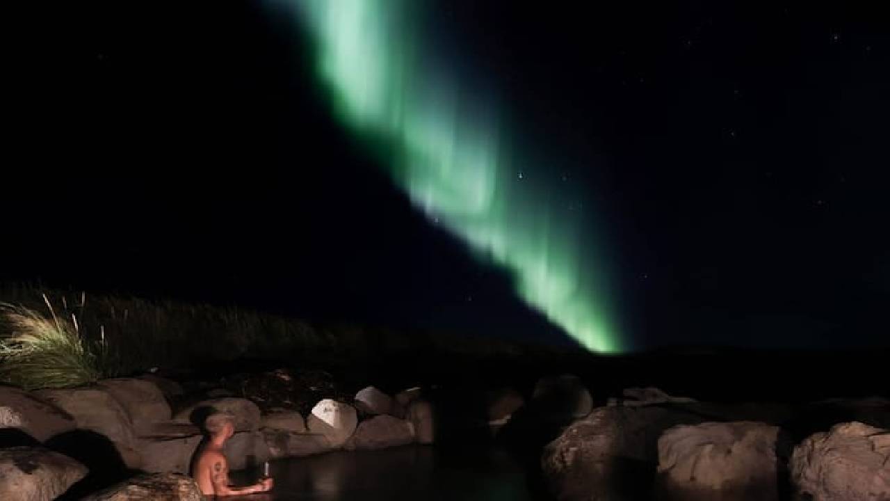 Hvammsvik Hot Springs Round Trip with ENTRY FEE & 2h Driver Wait