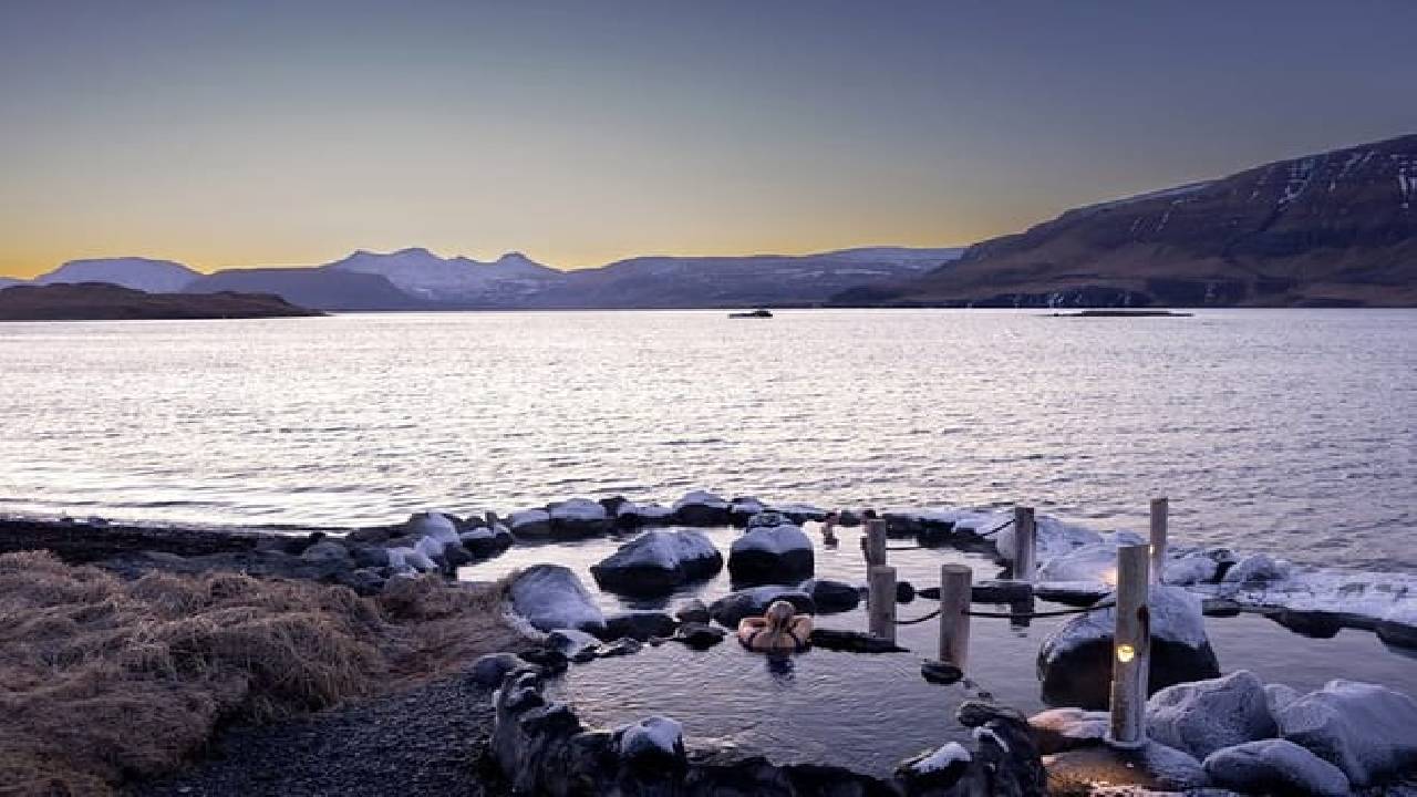 Hvammsvik Hot Springs Round Trip with ENTRY FEE & 3h Driver Wait