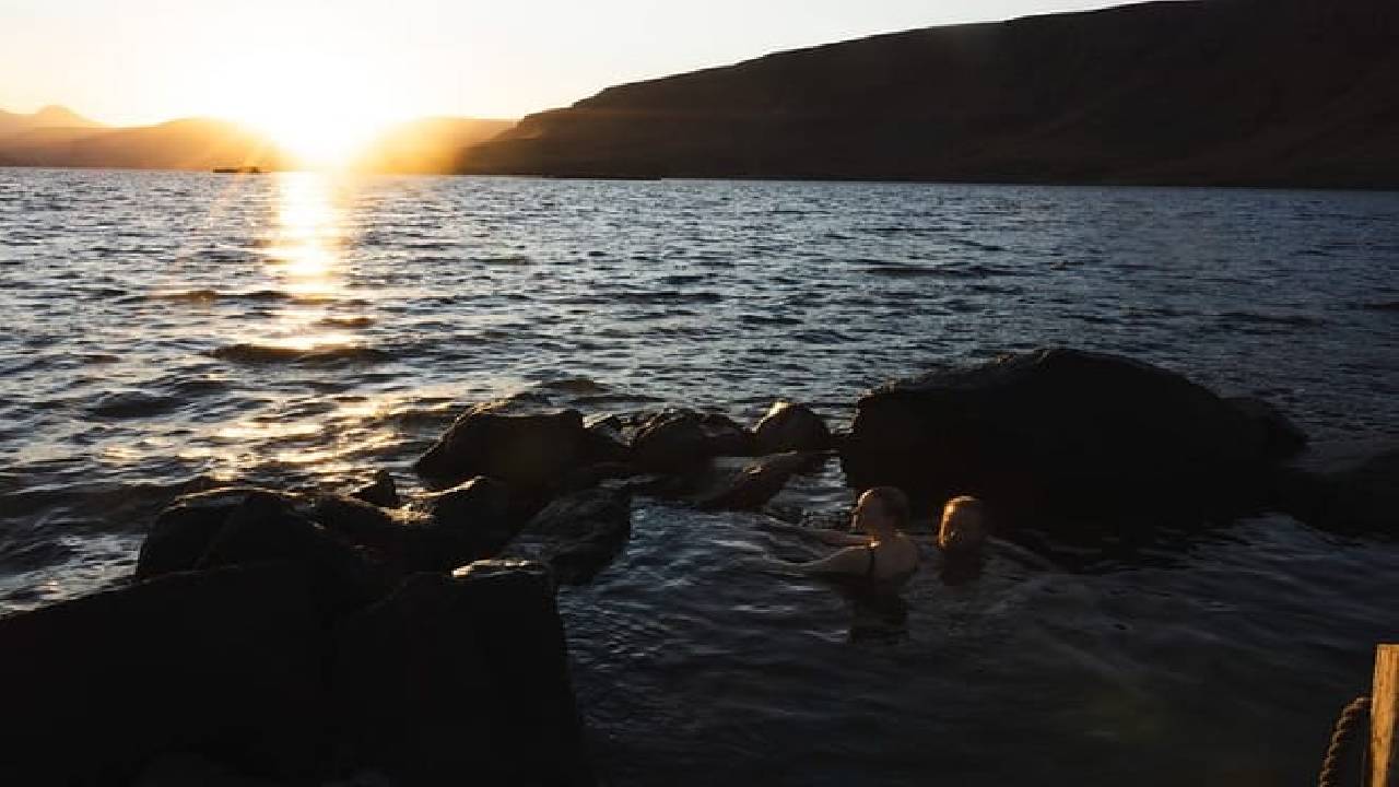 Hvammsvik Hot Springs Round Trip with ENTRY FEE & 3h Driver Wait