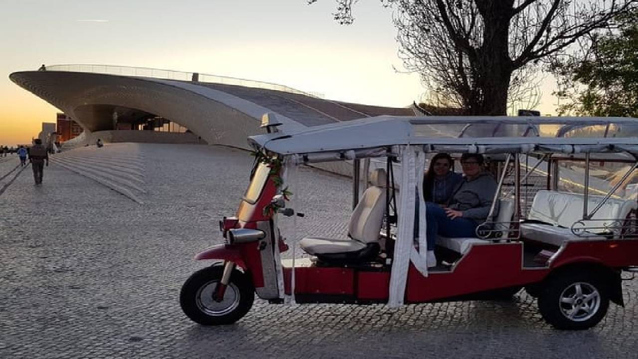 Private guided tour to 7 Colinas and Belém in an electric Tuk Tuk with 4 hours