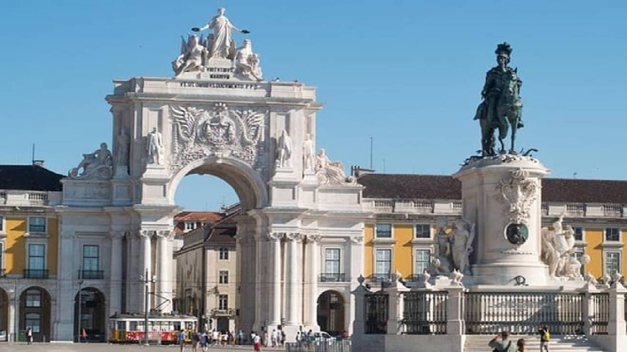 Private guided tour to 7 Colinas and Belém in an electric Tuk Tuk with 4 hours