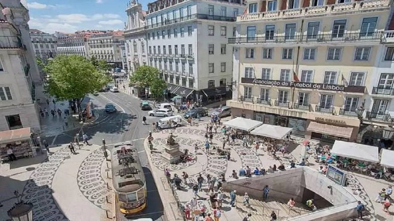 Private guided tour to 7 Colinas and Belém in an electric Tuk Tuk with 4 hours