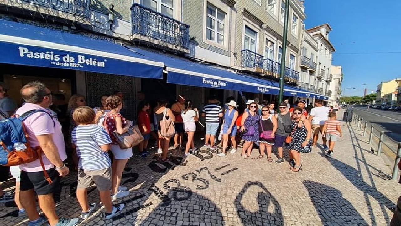 Private guided tour to 7 Colinas and Belém in an electric Tuk Tuk with 4 hours