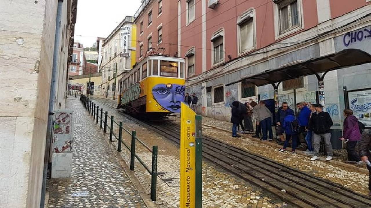 Private guided tour to 7 Colinas and Belém in an electric Tuk Tuk with 4 hours