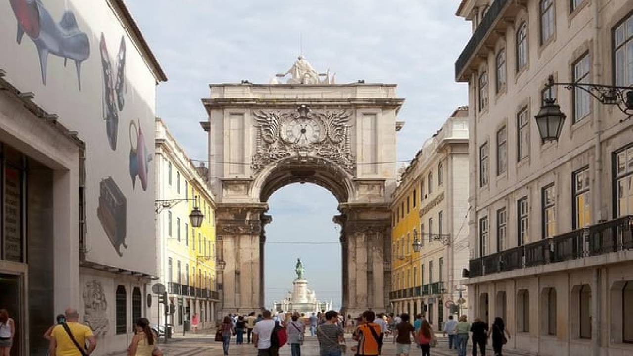 Private guided tour to 7 Colinas and Belém in an electric Tuk Tuk with 4 hours