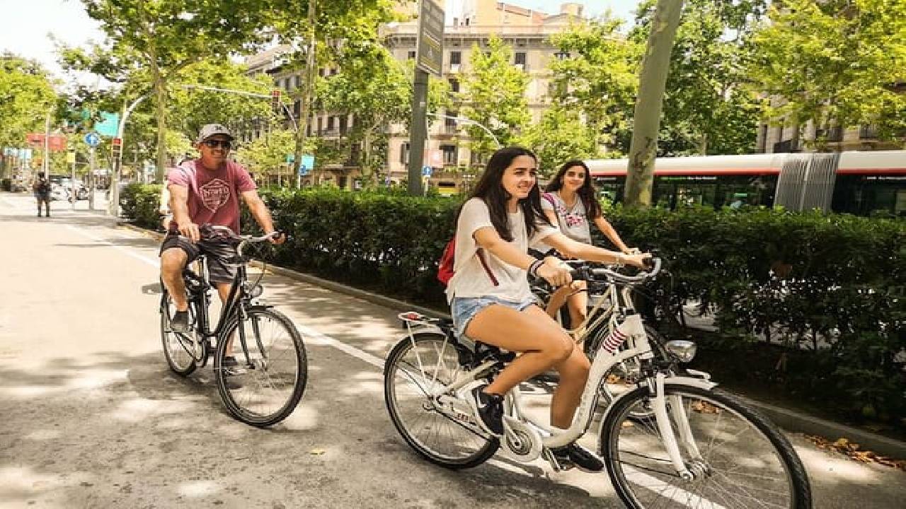 Barcelona Private Bike/eBike Tour & Sagrada Familia Tickets