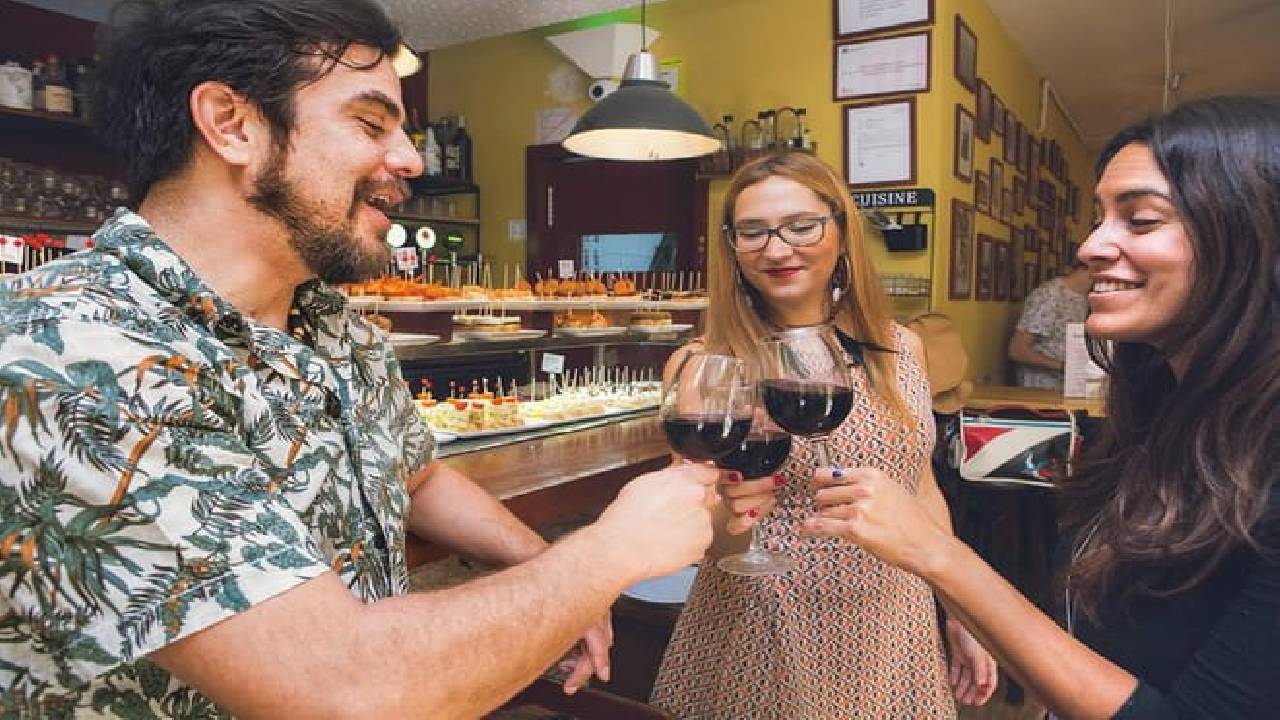 Barcelona Tapas & Wine Private Tour in Traditional Taverns