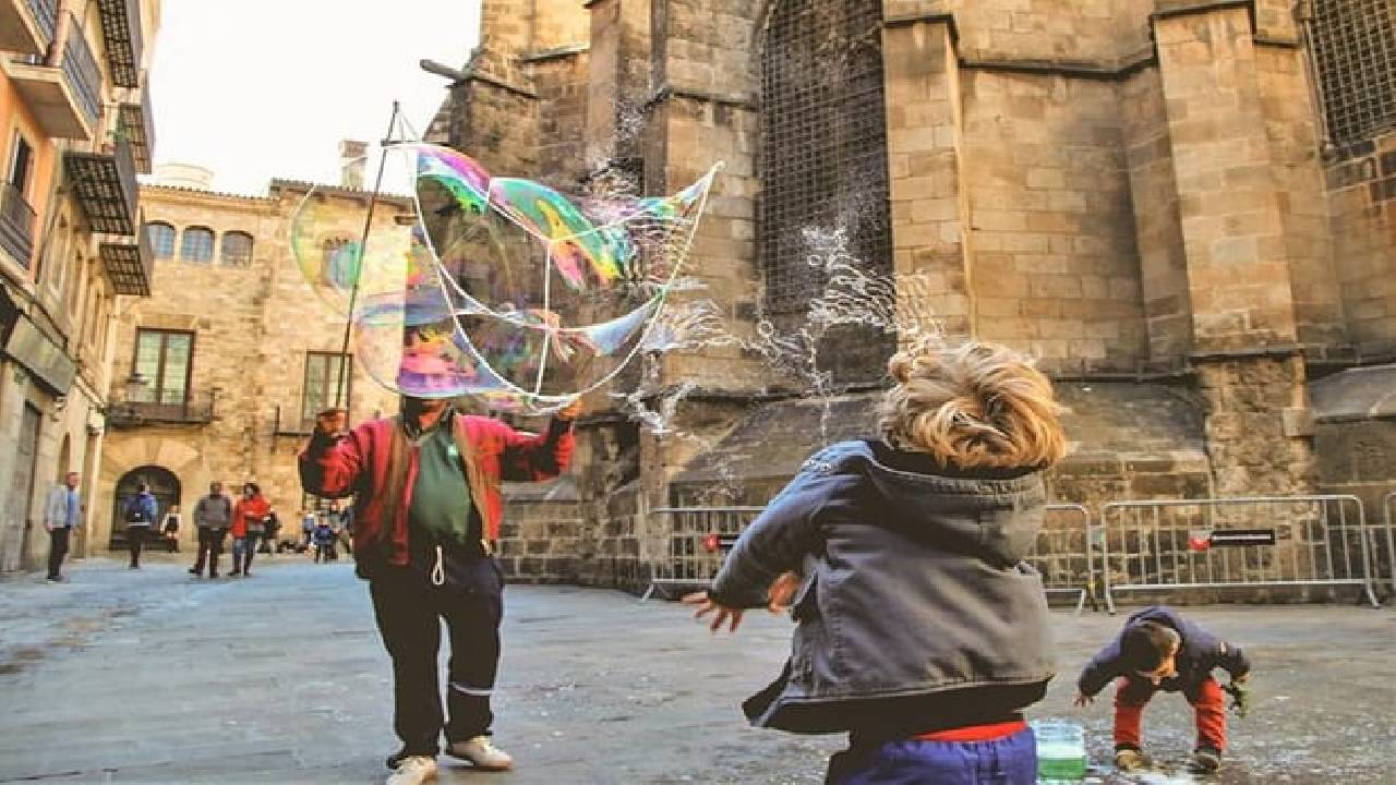 Family Private Tour: Churros, Hot Chocolate & Games in Barcelona