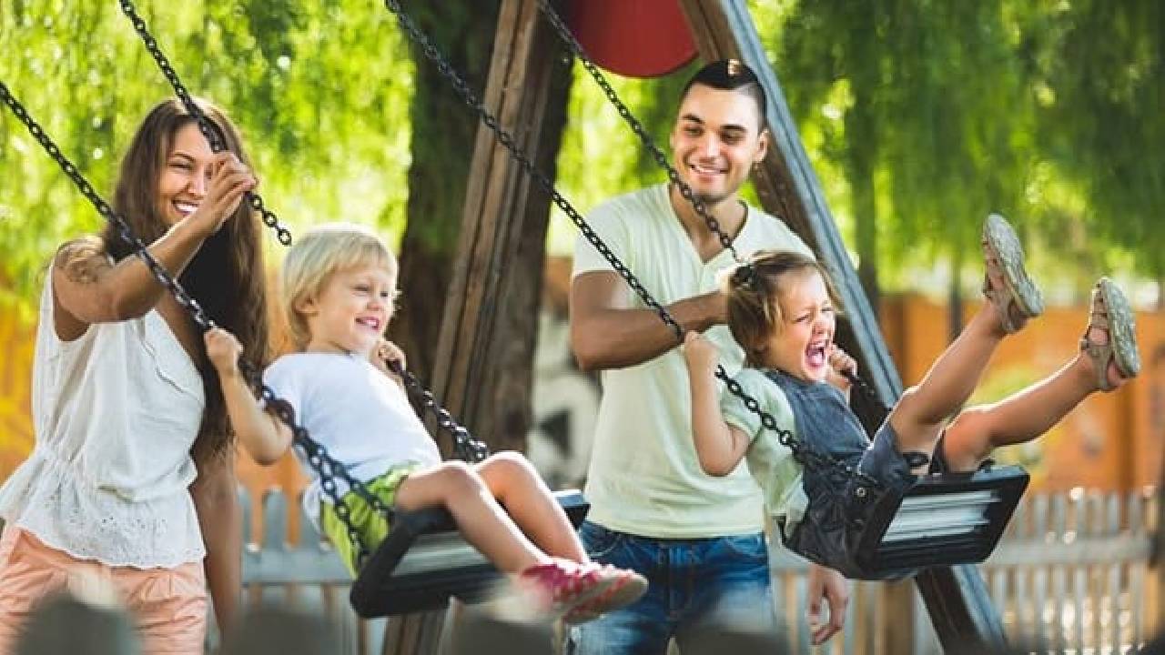 Family Private Tour: Churros, Hot Chocolate & Games in Barcelona