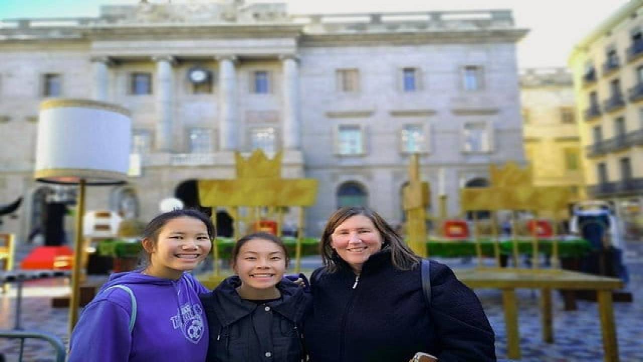 Family Private Tour: Churros, Hot Chocolate & Games in Barcelona