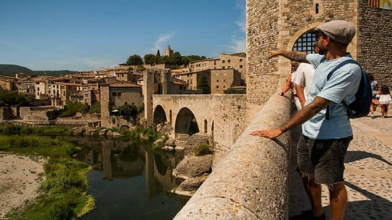Girona, Medieval Villages & Lunch with Lake Views from Barcelona