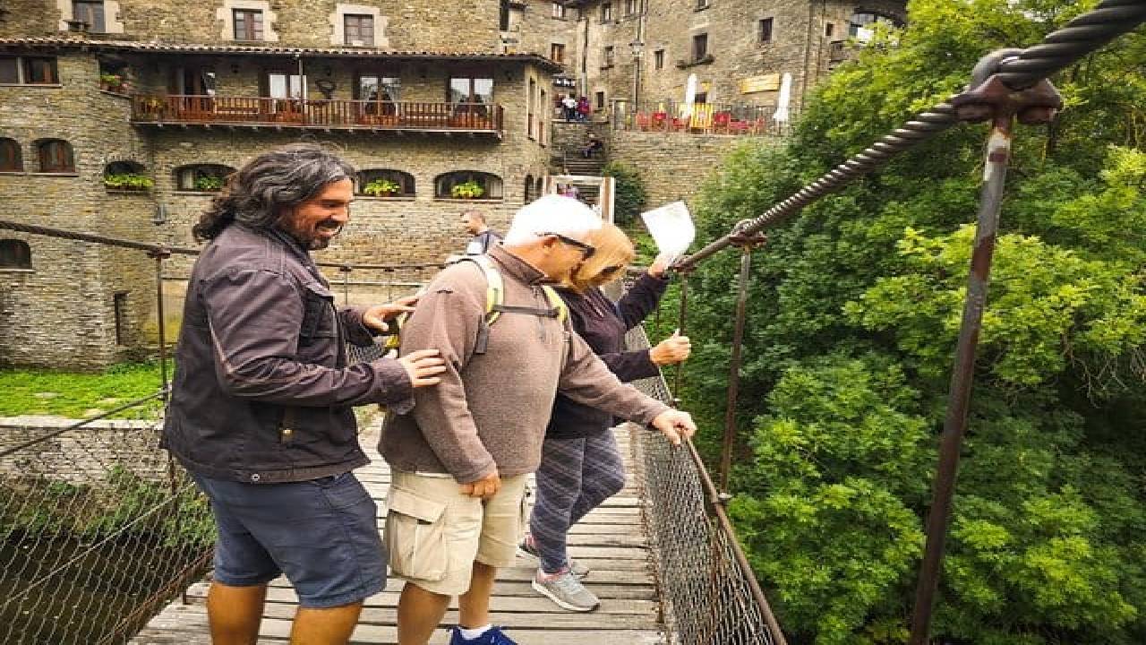 Girona, Medieval Villages & Lunch with Lake Views from Barcelona