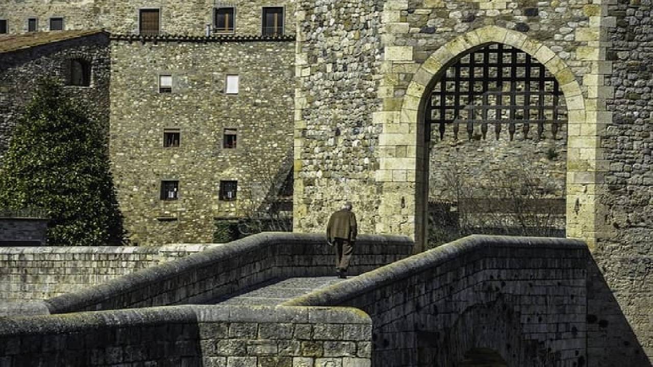 Girona, Medieval Villages & Lunch with Lake Views from Barcelona