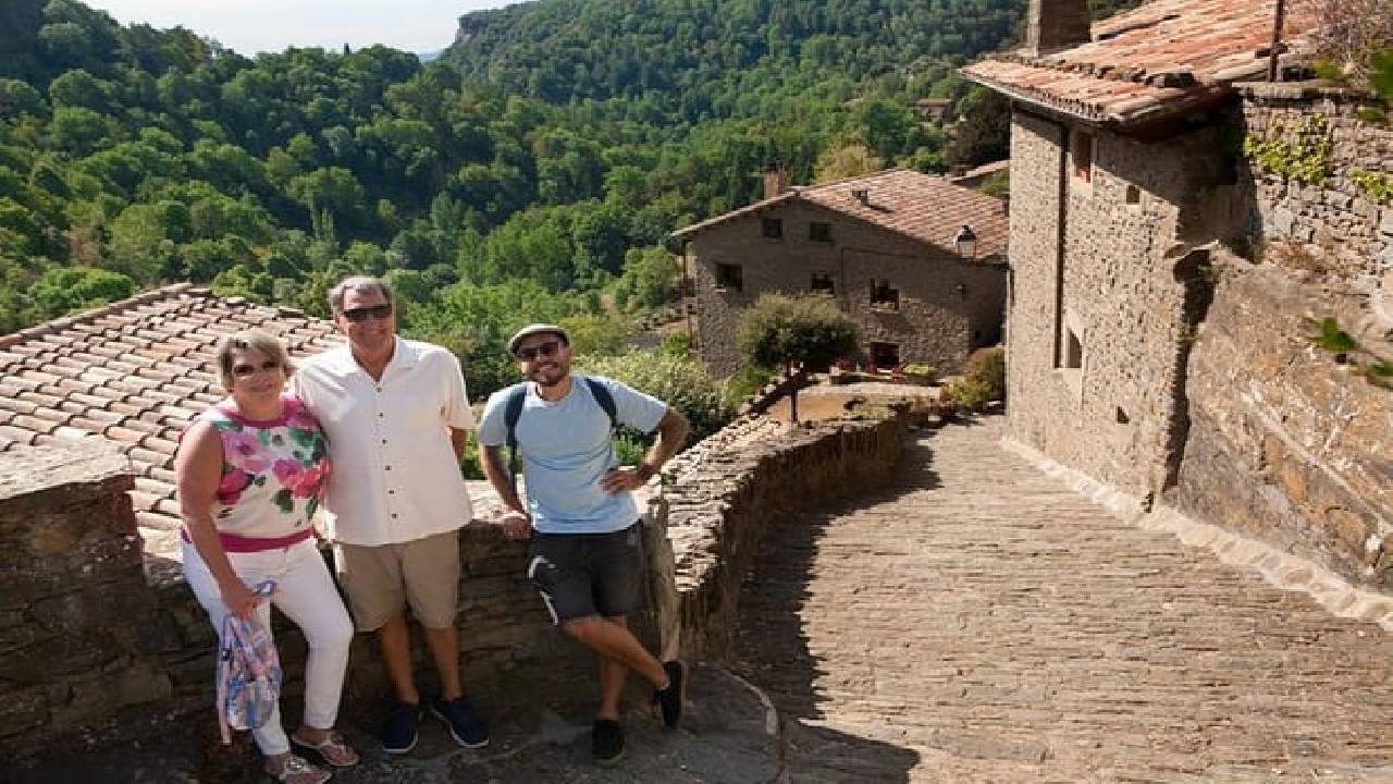 Girona, Medieval Villages & Lunch with Lake Views from Barcelona