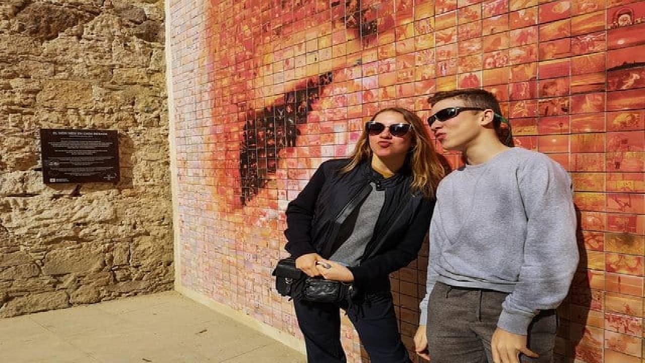 Barcelona Highlights & Secrets Private Tour with Tapa & Drink 