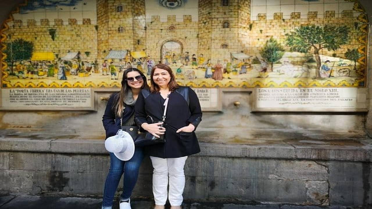 Barcelona Highlights & Secrets Private Tour with Tapa & Drink 