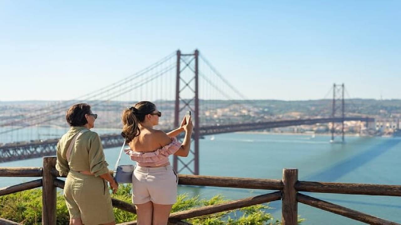 Food & Drink Private Tour in Lisbon & Cacilhas w/ Ferry Included