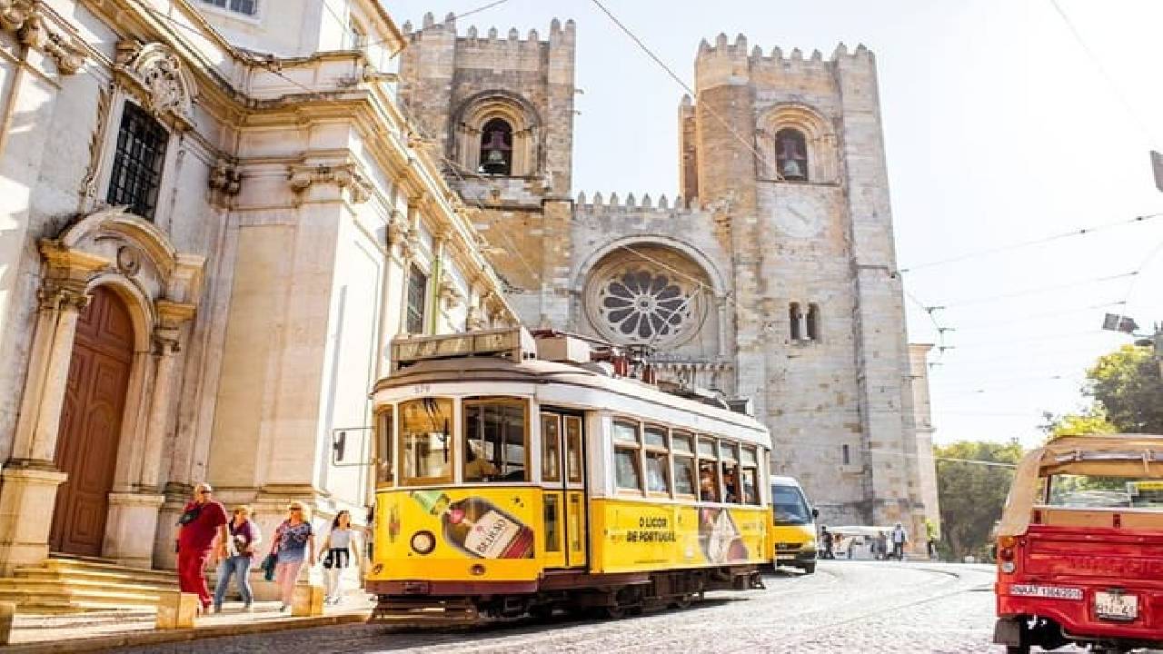 Highlights and Secrets of Lisbon Private Walking Tour
