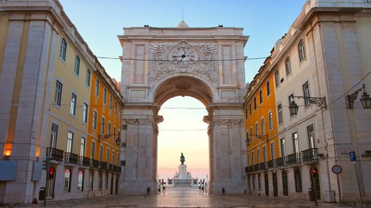 Highlights and Secrets of Lisbon Private Walking Tour