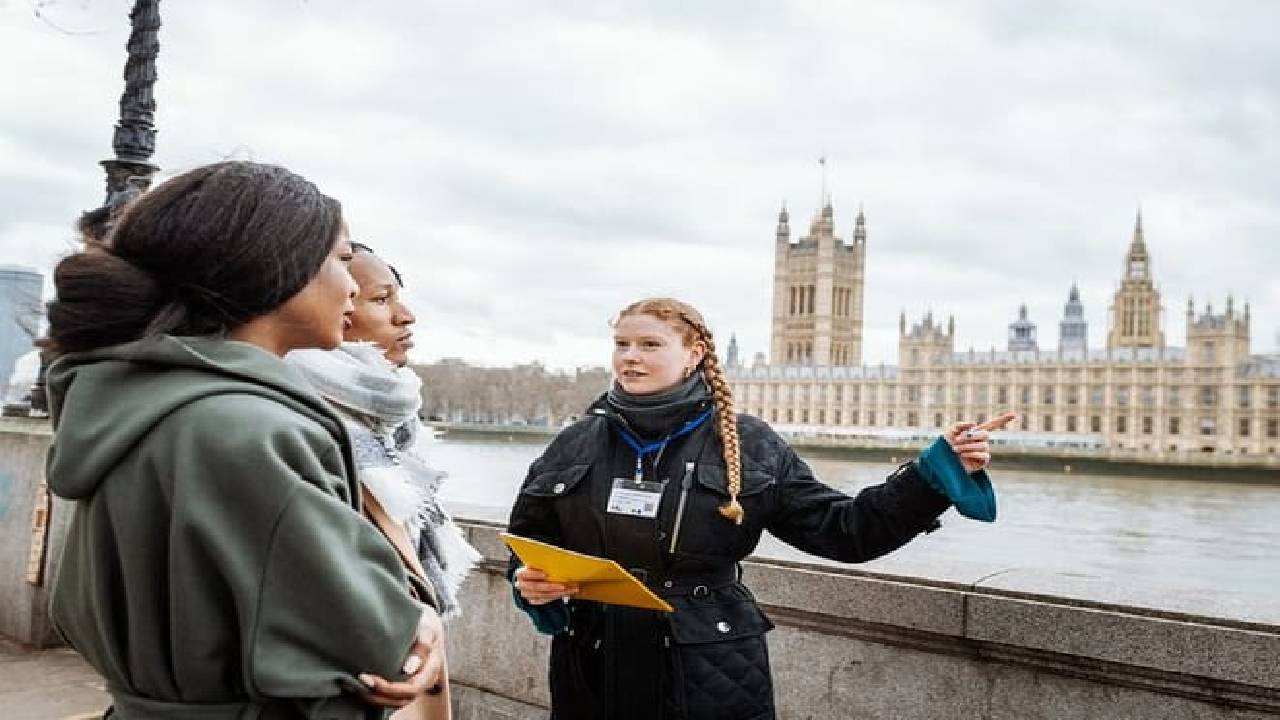 London Private Walking Tour: Notting Hill, Highlights & Markets 