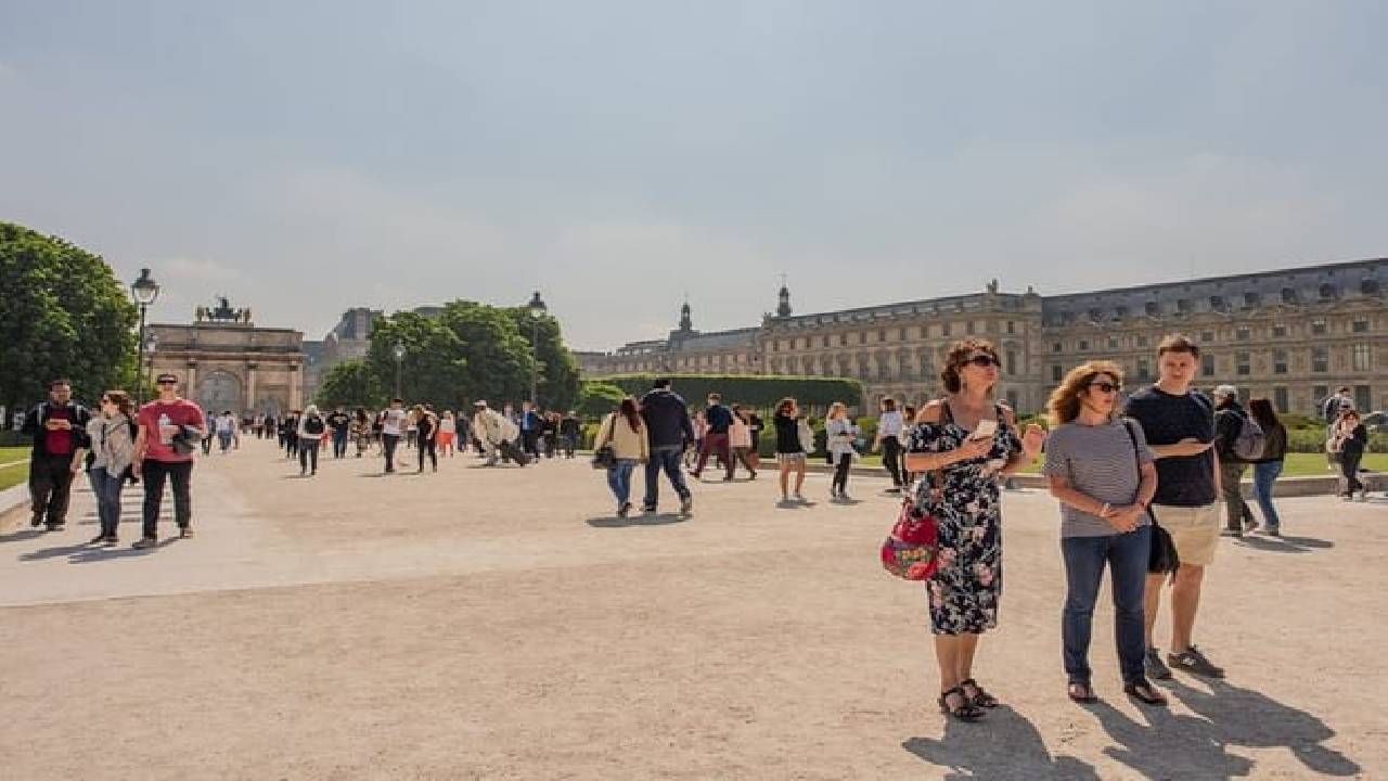 Paris Private Tour: Highlights, Top Quarters & Eiffel Tower