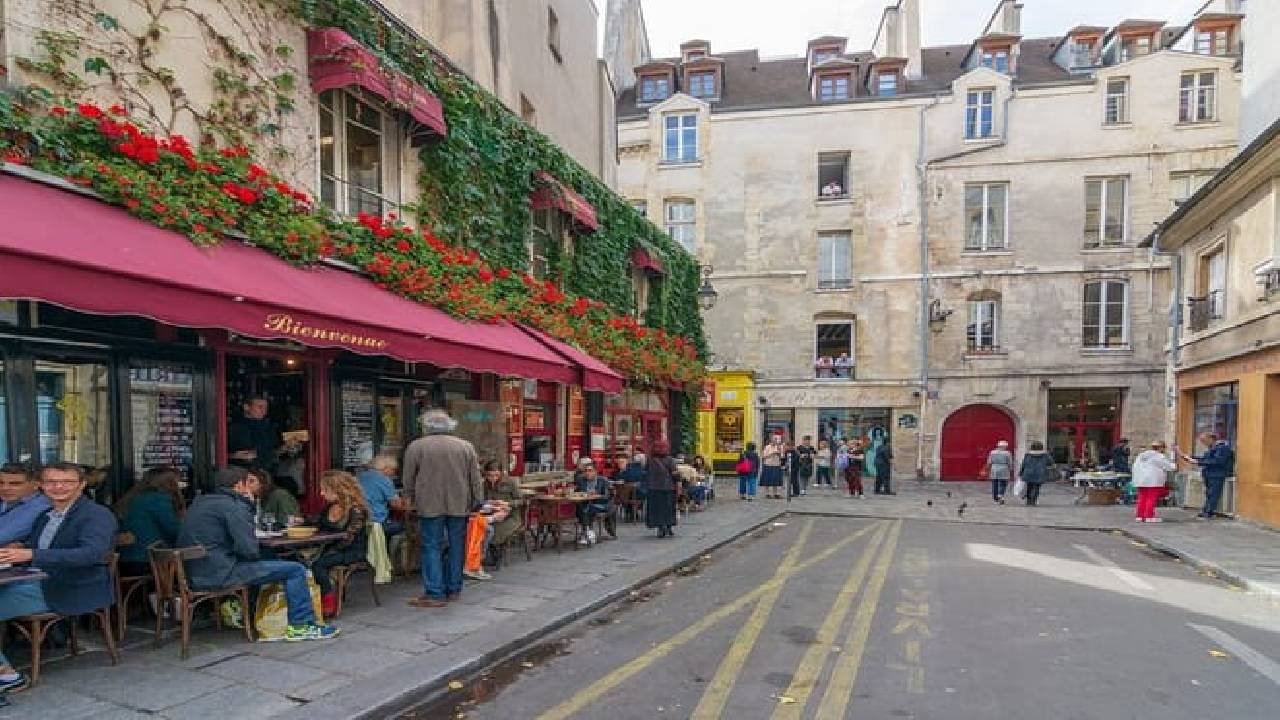 Paris Private Tour: Highlights, Top Quarters & Eiffel Tower