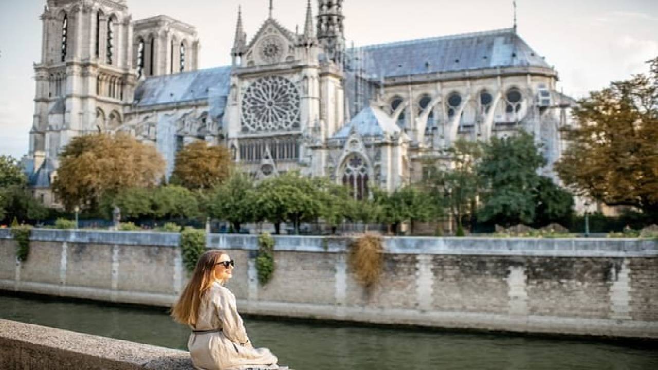 Paris Private Tour: Highlights, Top Quarters & Eiffel Tower
