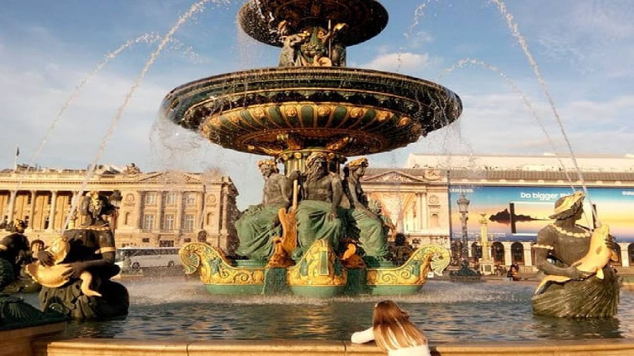 Paris Private Tour: Highlights, Top Quarters & Eiffel Tower