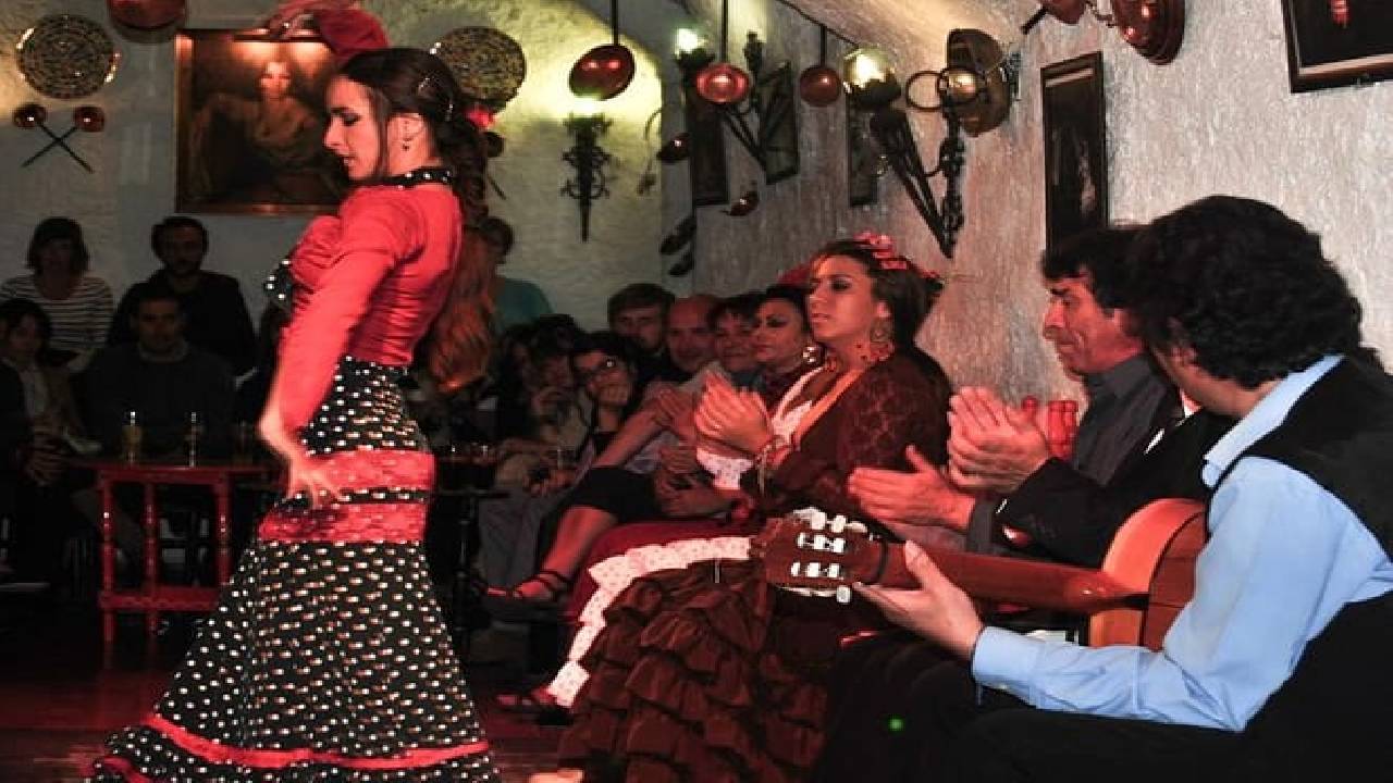 Tapas, Wine and Flamenco Private Tour in Barcelona 