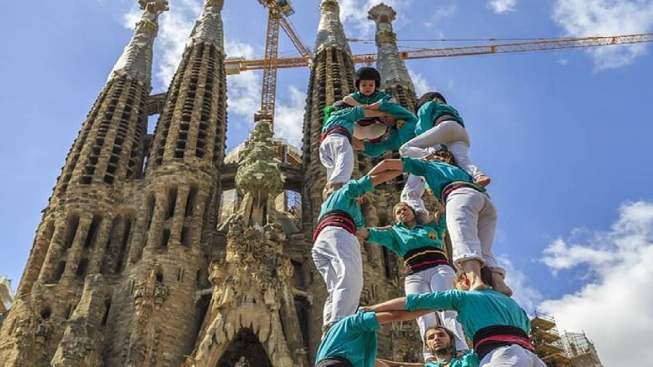 2-Day Tour: Gaudi & Sagrada Familia + Montserrat & Winery 