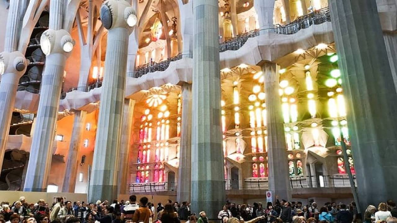 2-Day Tour: Gaudi & Sagrada Familia + Montserrat & Winery 