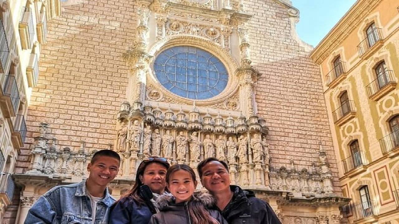 2-Day Tour: Gaudi & Sagrada Familia + Montserrat & Winery 