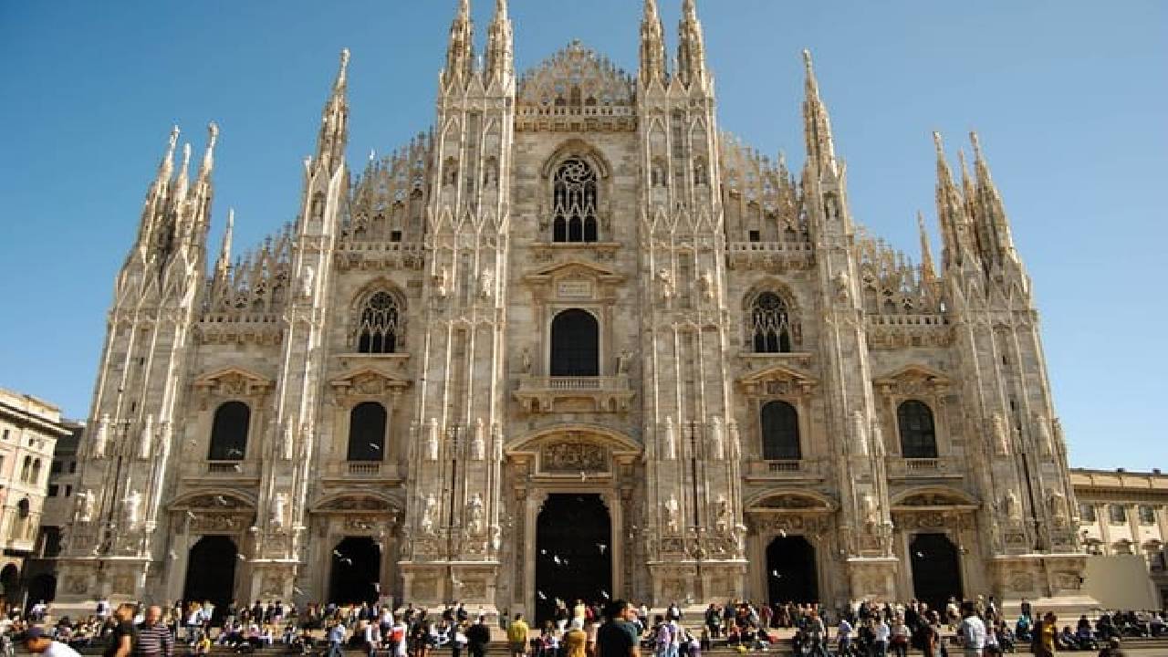 Highlights of Milano Private Walking Tour: Duomo, Castle & Gelato